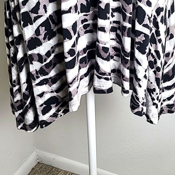 Peck & Peck Sleeveless Top, Longer on Sides, Silver Studded Neckline, Sz Large - Picture 4 of 8